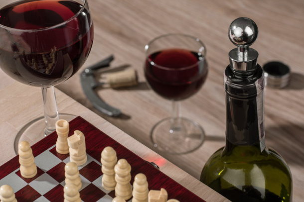 TREBB vinski set sa šah igrom